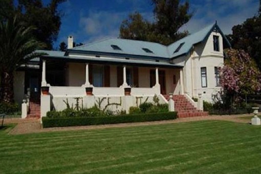 Auffälliges Landhaus mit Pool in Somerset West