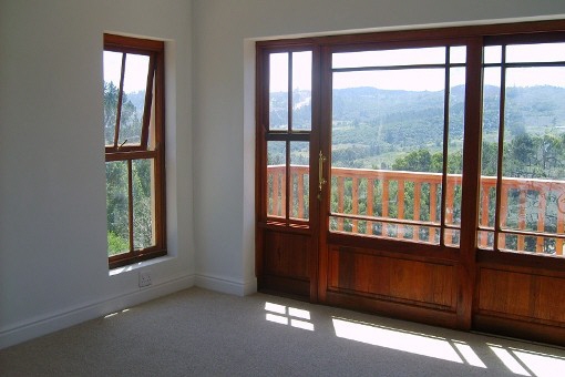 Zimmer mit Holzfenstern