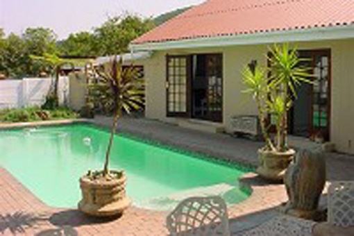 Enjoy life in South Africa in a huge house with 4 comfortable bedrooms and nice cottage