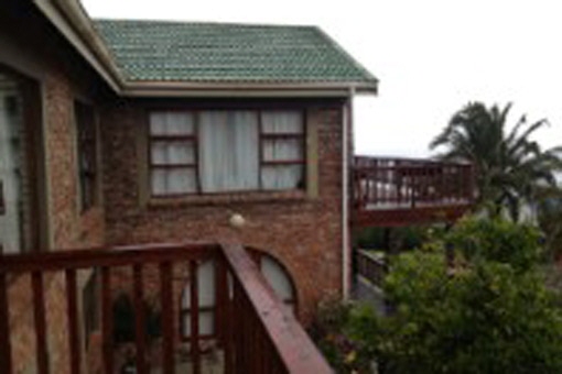 Enjoy your life in South Africa in this cozy property of 3 bedrooms and flatlet of 2 separate bedrooms