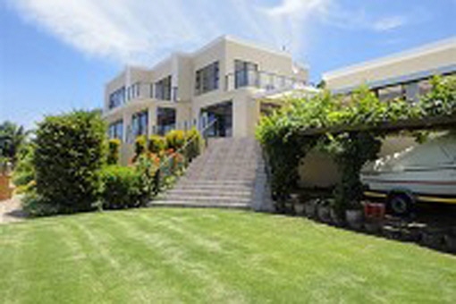 Spacious and modern house of 6 bedrooms and 4 bathrooms with access and views to the beaches of Knysna