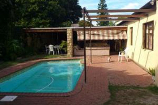 House available in Cape Town, South Africa, with nice rest area with braai and swimming pool